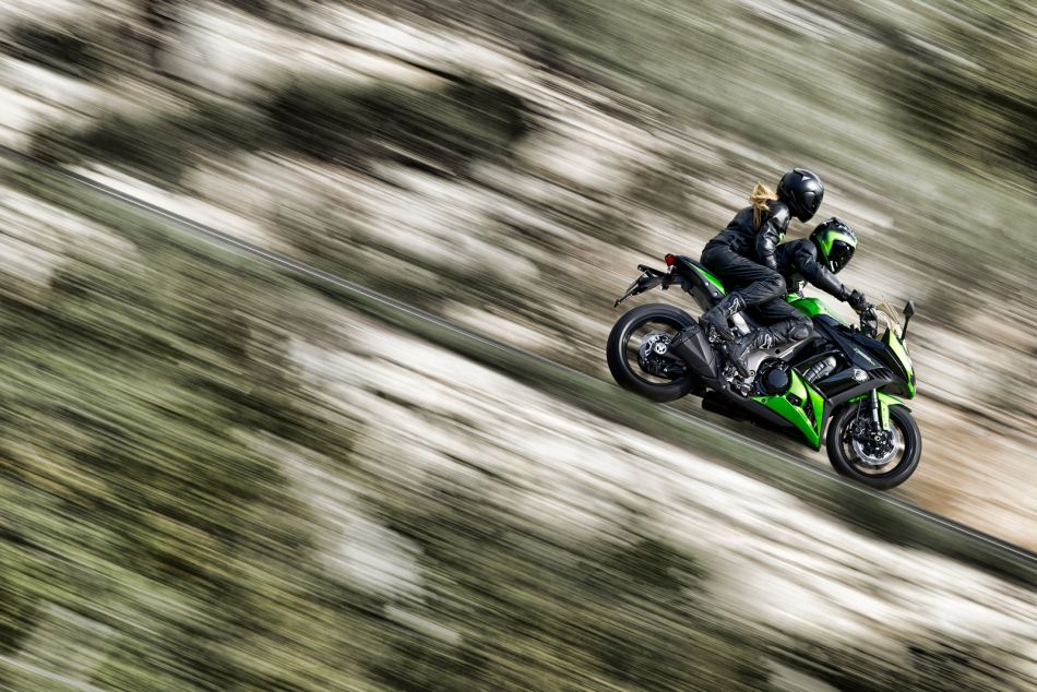 12MY_Z1000SX_GRN_action_1