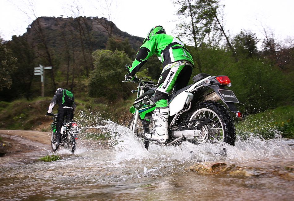 14MY_KLX250_Lim_action-2