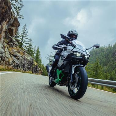 Kawasaki Cambia Le Regole Del Gioco Con La Nuova Ninja 7 HEV Ibrida