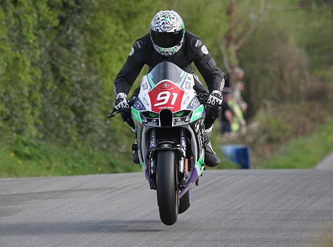 Julian Trummer und Kawasaki beim North West 200 – Racing auf der Überholspur