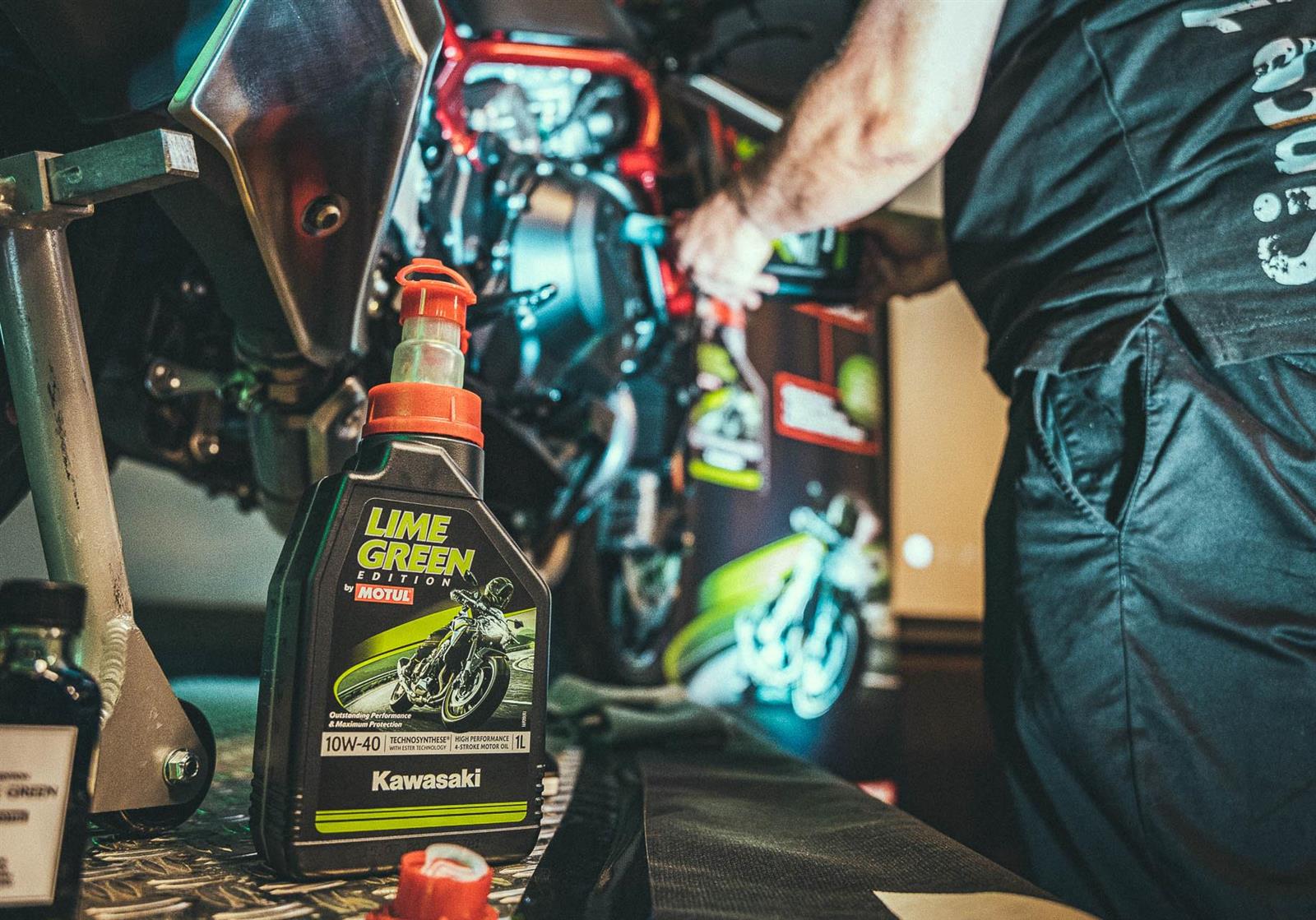 Aceite Motul 10W40 Sintético Lime Green Para Motos Kawasaki - Botella De 2 Litros
