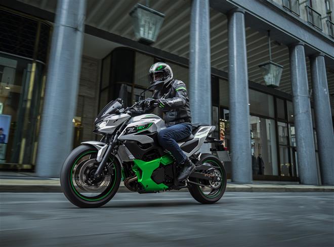 Kawasaki lance la nouvelle Z7 Hybrid, la première naked bike hybride au monde