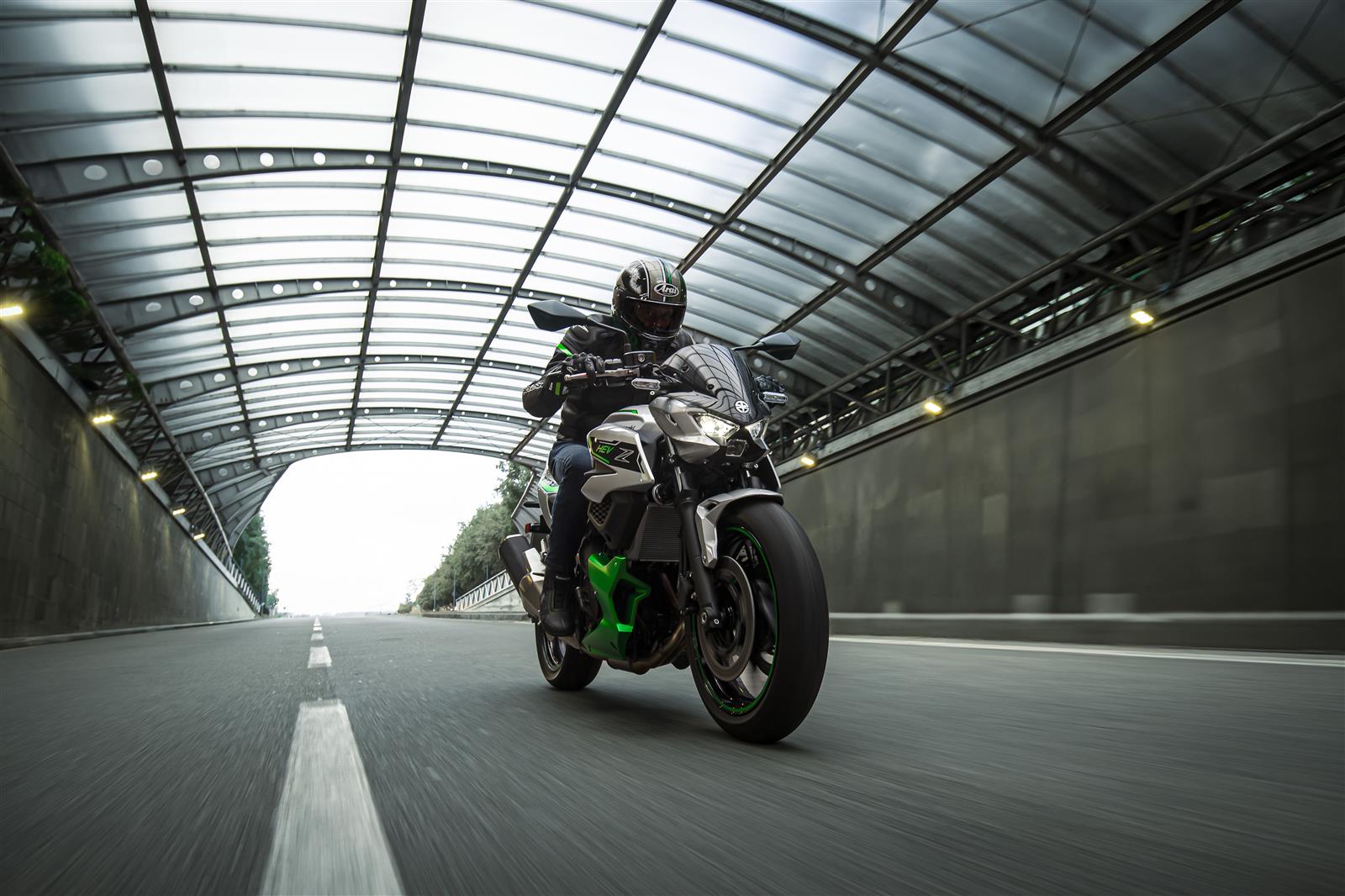 Kawasaki Introduceert De Nieuwe Z Hybrid S Werelds Eerste Hybride Naked Bike