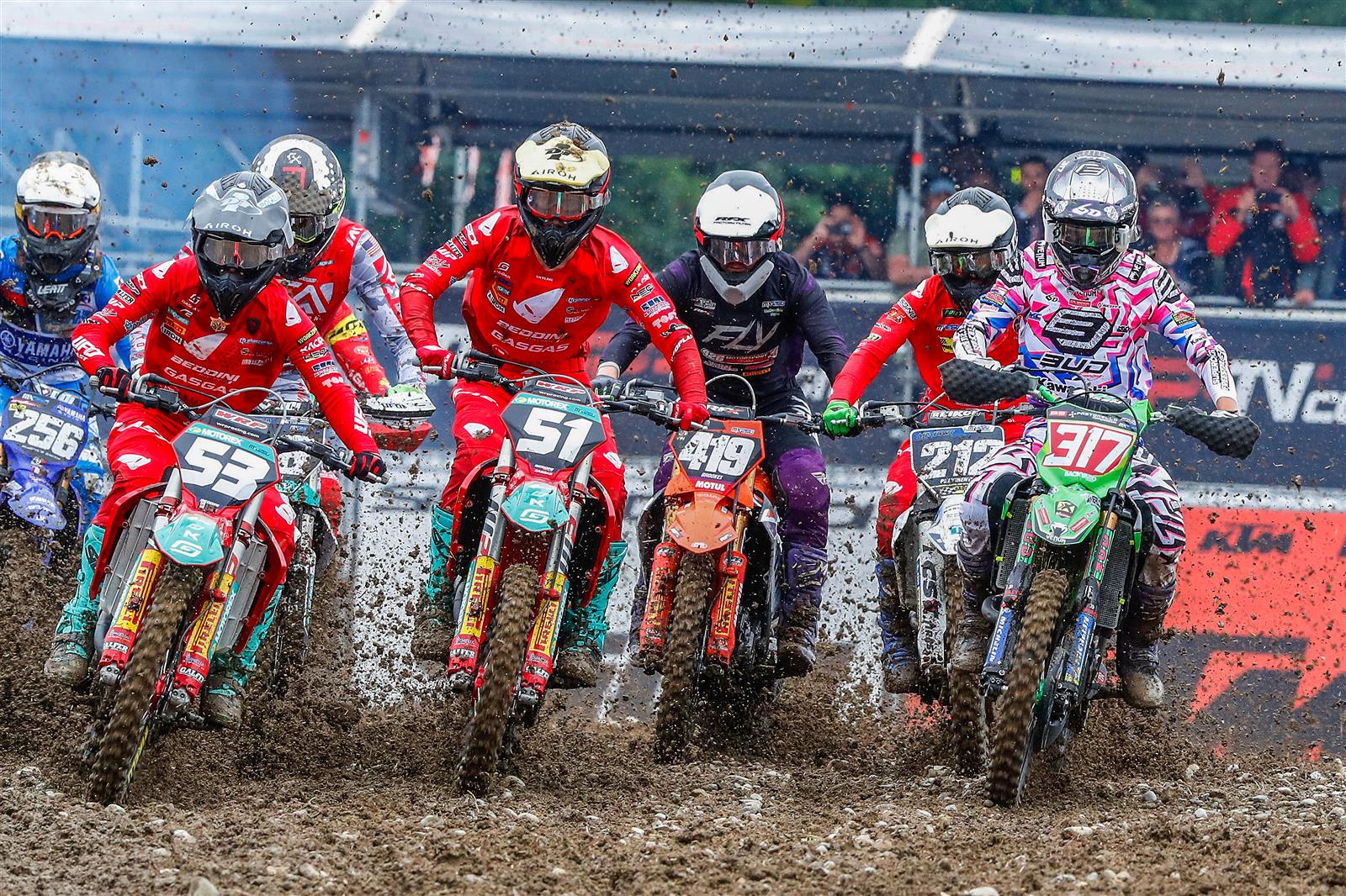 Mathis Valin confirms the EMX red plate with a moto win