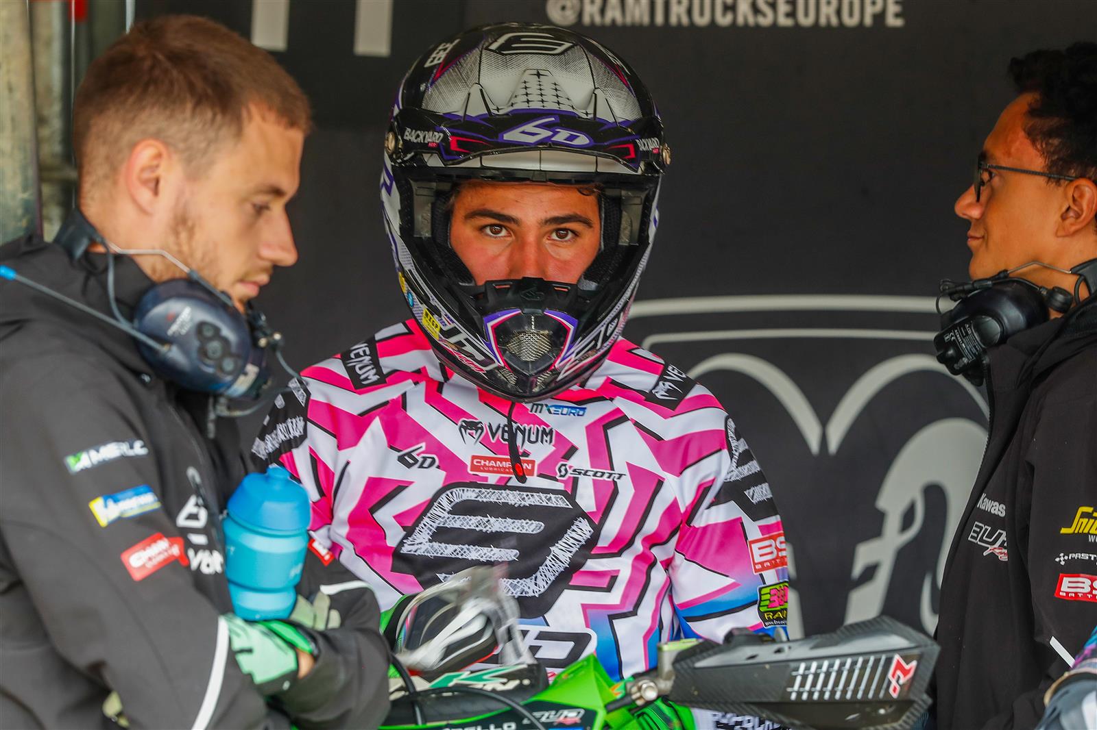 Mathis Valin confirms the EMX red plate with a moto win