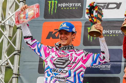 Mathis Valin confirms the EMX red plate with a moto win