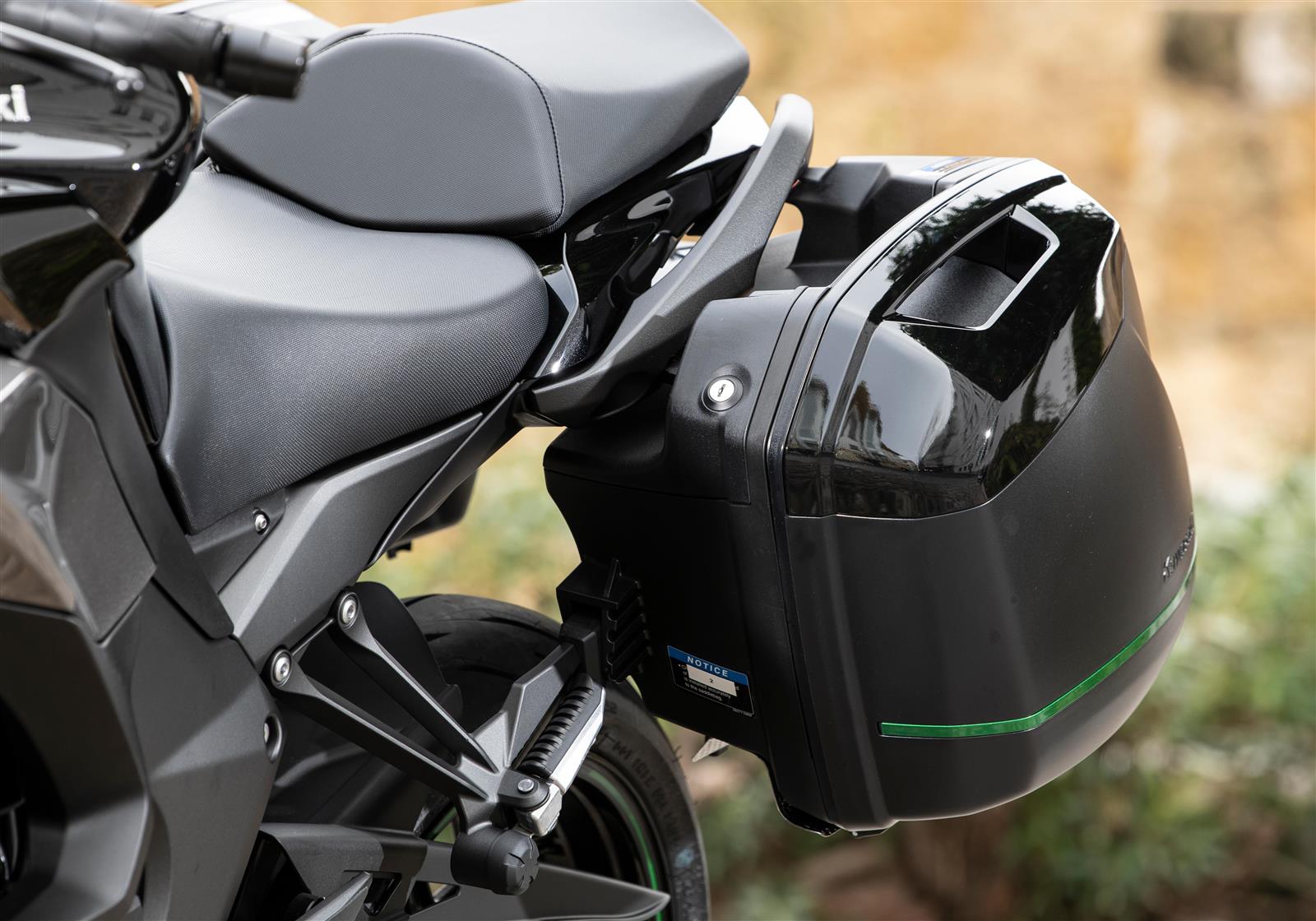 Kawasaki Ninja 1000 SX ti regala il kit Tourer